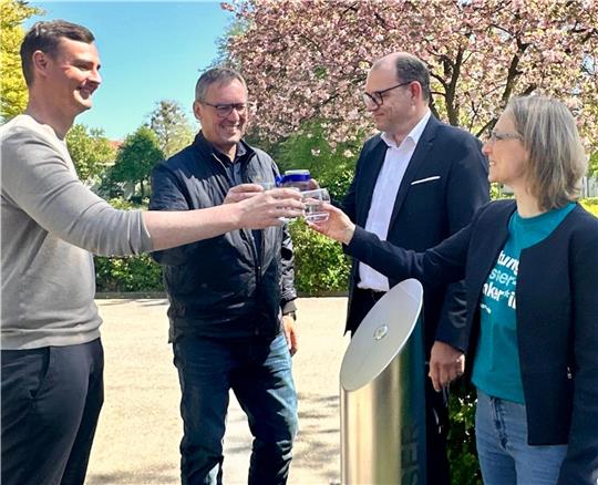 Die Seesener stoßen gemeinsam mit Vereinsgeschäftsführerin Ina Peters (r.) auf den ersten Schluck aus dem neuen Trinkbrunnen an.