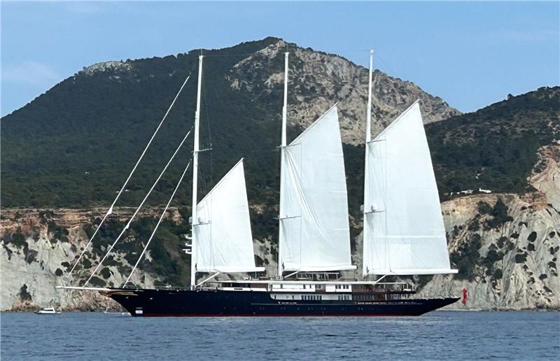 Weniger Superreiche: Finanzvermögen weltweit gesunken Die Segelyacht «Koru» von Amazon-Gründer Jeff Bezos fährt vor der Küste von Ibiza durchs Mittelmeer.
