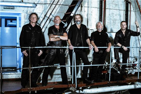 Die Sehnsucht ist ihr Steuermann (v.li.): Andreas Fahnert, Björn Both, Hans-Timm Hinrichsen (Timsen), Pete Sage und Axel Stosberg sind Santiano. Zum Konzert vor der Kaiserpfalz werden heute mehr als 7000 Besucher erwartet.  Foto: C. Barz