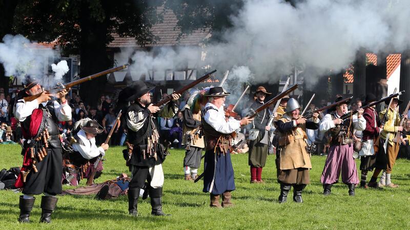 Sehusafest startet: Seesen lässt es wieder richtig krachen Die Sehusa-Musketiere lassen es auf dem Areal vor dem Städtischen Museum wieder krachen.