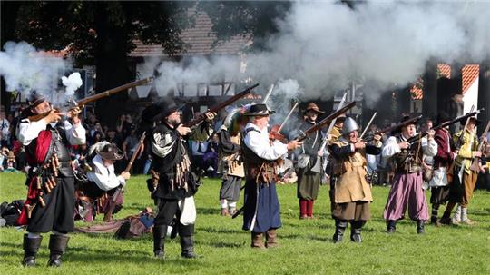 Die Sehusa-Musketiere lassen es auf dem Areal vor dem Städtischen Museum wieder krachen.