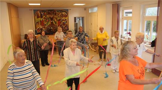 Die Senioren der Tanzgymnastikgruppe präsentieren sich sehr aktiv.