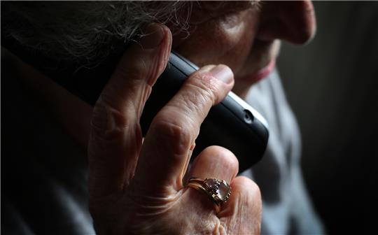 Die Seniorin übergab einem fremden Geld und Wertgegenstände. Symbolbild: Hildenbrand/dpa