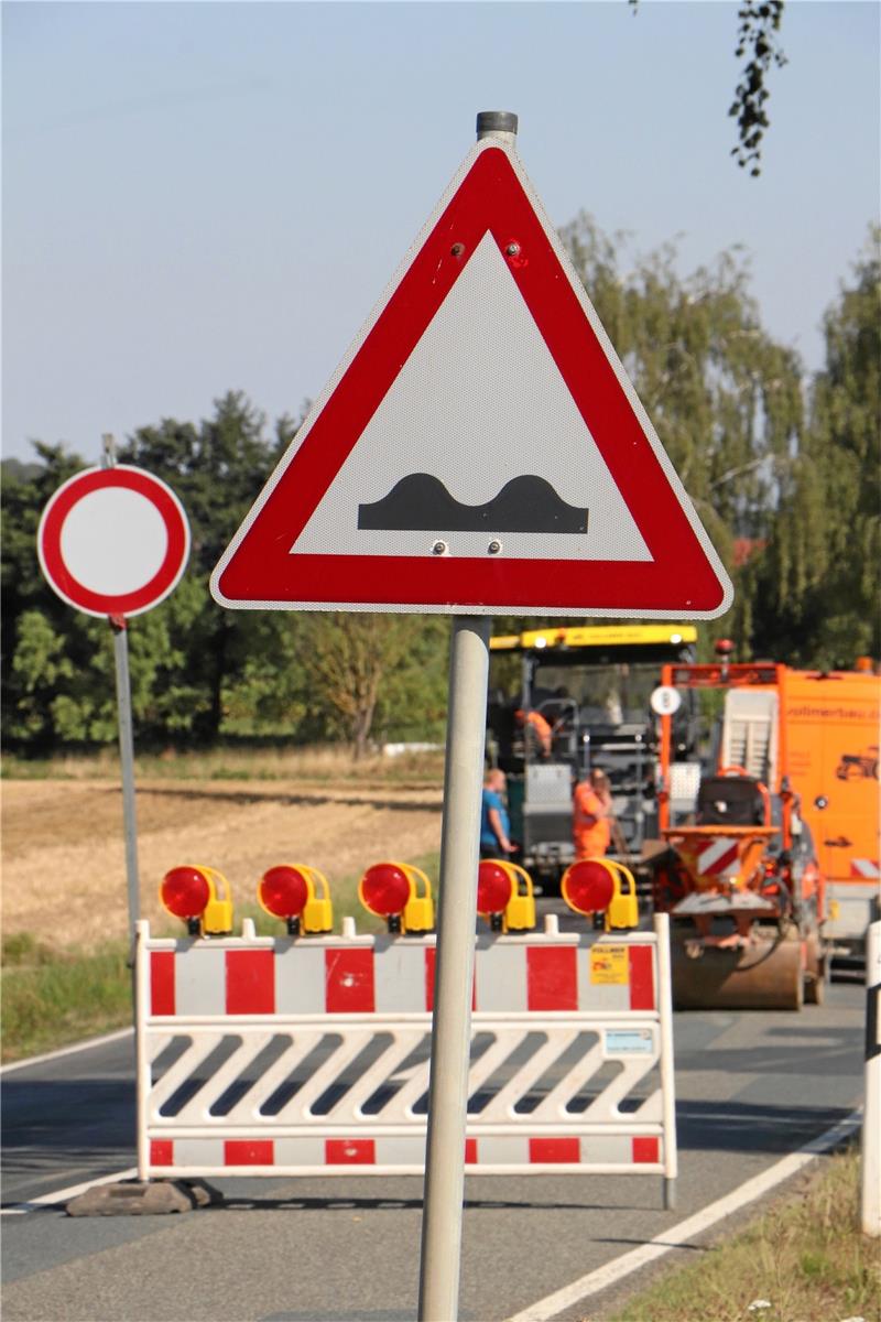 Senken-Sanierung vor den Toren Lutters Die Senke in der Fahrbahn soll nach der Sanierung Geschichte sein.
