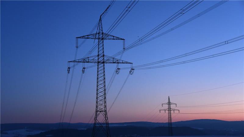 Die Senkung der Übertragungsnetzentgelte durch den Bundeszuschuss führe grundsätzlich zu einer Entlastung der Verbraucherinnen und Verbraucher bei den Stromkosten, heißt es beim Branchenverband BDEW. (Symbolbild)