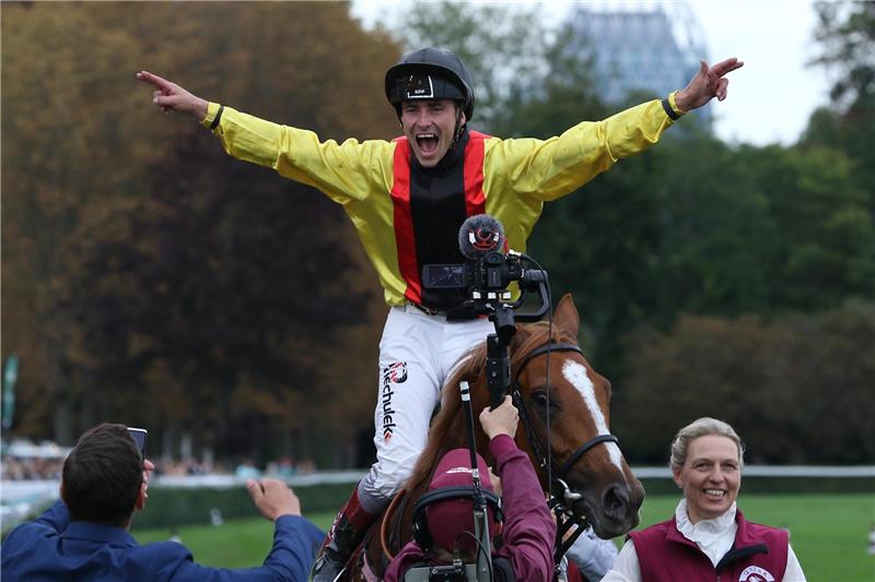 Torquator Tasso gewinnt „Arc de Triomphe“: Adlerflugs Vermächtnis Die Sensation ist perfekt: Torquator Tasso und Rene Piechulek lassen sich nach dem Sieg im Prixde l’Arc de Triomphe feiern. Foto: Rühl