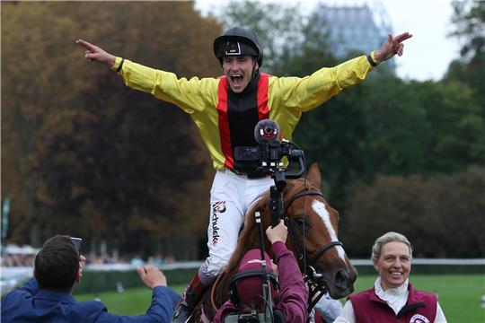 Die Sensation ist perfekt: Torquator Tasso und Rene Piechulek lassen sich nach dem Sieg im Prixde l’Arc de Triomphe feiern. Foto: Rühl
