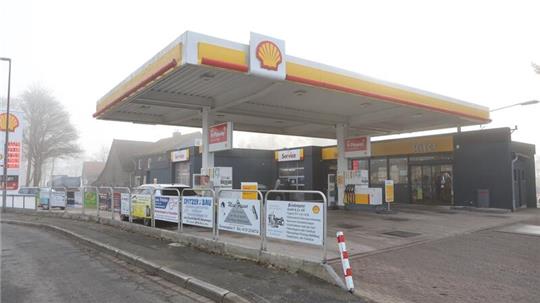 Die Shell-Tankstelle steht in der Andreasberger Straße in Clausthal-Zellerfeld. Einen Tag nach dem Raubüberfall später läuft dort der Betrieb normal weiter. 