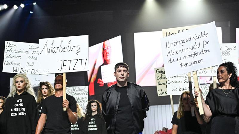 Glitzer und Grauen: Eine Modeschau zu DDR-Zwangsadoptionen Die Show zu Kilian Kerners neuer Kollektion sieht teils aus wie eine Demonstration.