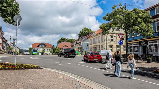 Kinder überqueren die Adolph-Roemer-Straße, im Hintergrund fahren Autos in den Kreisel ein.