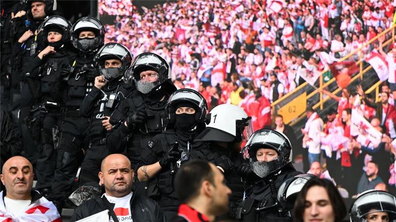 Die Sicherheit rund um Stadien und in den Arenen ist immer wieder Thema.