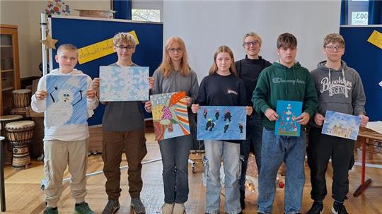 Die Siegerbilder: Leif, Leon, Sophie, Emely, Max, Valentin und hinten die Förderschulrektorin und Projektleiterin Vanessa Lumack (v.l.)
