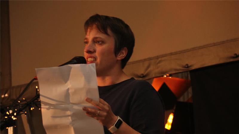 Die Siegerin des Abends: Annika Blanke überzeugte das Publikum mit eindringlichen Texten über den Bergmannsonkel Willi, Peter Pan und über Fürsorgearbeit, die aus unerfindlichen Gründen immer noch als Frauenangelegenheit gilt.