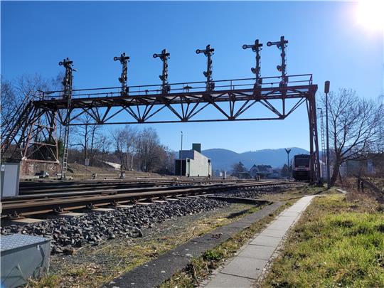 Die Signalbrücke prägt die Einfahrt in den Bad Harzburger Bahnhof. Sie wird zwar nicht mehr gebraucht, bleibt aber als Denkmal erhalten. Foto: Exner