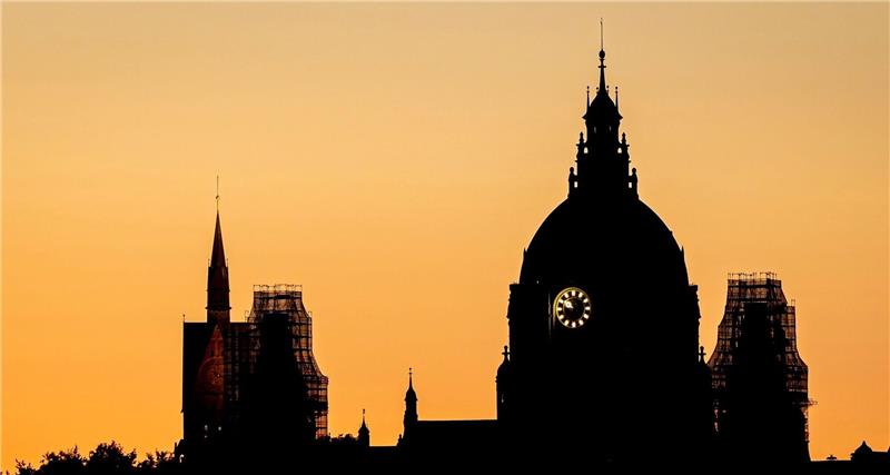 Stadt Hannover wächst binnen eines Jahres spürbar Die Silhouette der Kuppel vom Neuen Rathaus und dem Turm der Marktkirche vor dem Abendhimmel.