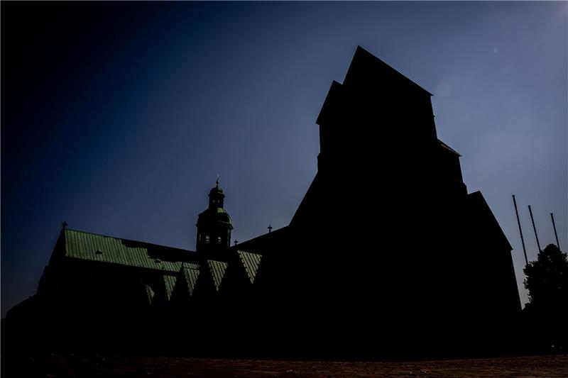 Sexualisierte Gewalt: Bistum Hildesheim will neue Studie Die Silhouette vom Dom Mariä Himmelfahrt zu Hildesheim.