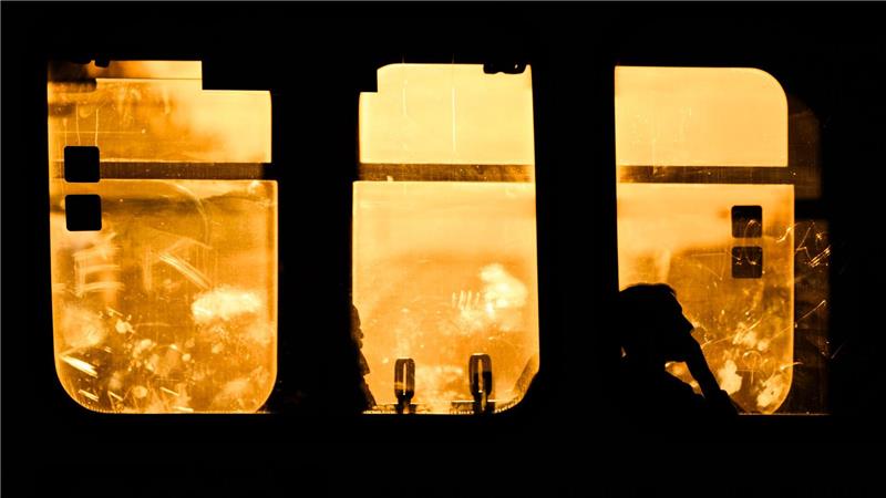 Bilder des Tages Die Silhouetten von Fahrgästen in einer Stadtbahn der Hannoverschen Verkehrsbetriebe Uestra zeichnen sich im Gegenlicht der aufgehenden Sonne ab.