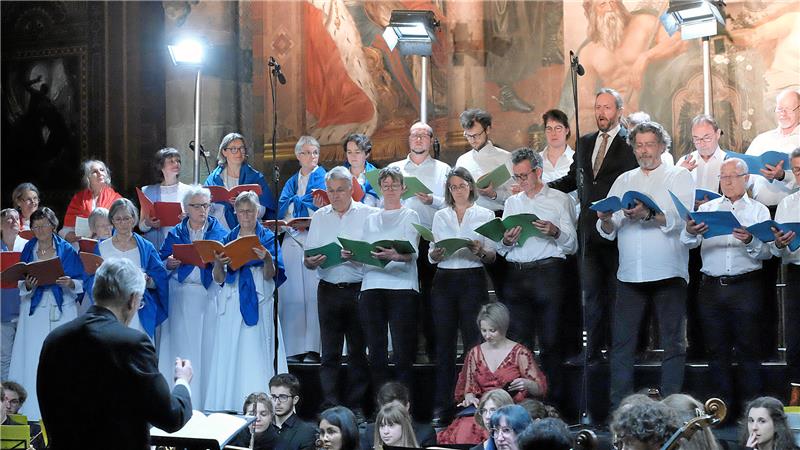 Symphonische Walpurgisnacht in Goslar mit der Carmina Burana Die SingAkademie Niedersachsen ist mit viel Freude bei der Sache. Foto: Zietz