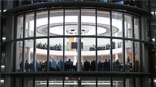 Die Sitzung dauerte bis zum frühen Morgen. 