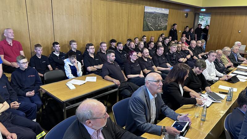 Die Sitzung des Rates verfolgen viele Feuerwehrleute – zumindest den Tagesordnungspunkt, der sich betrifft.