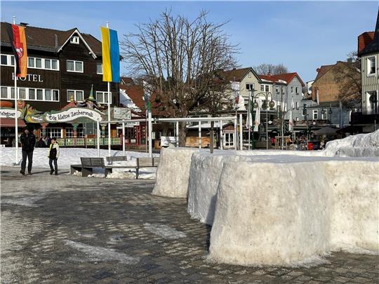 Die Skibar steht: Am Wochenende soll bei der Winterparty in Braunlages Neuer Mitte die Post abgehen. Foto: Eggers