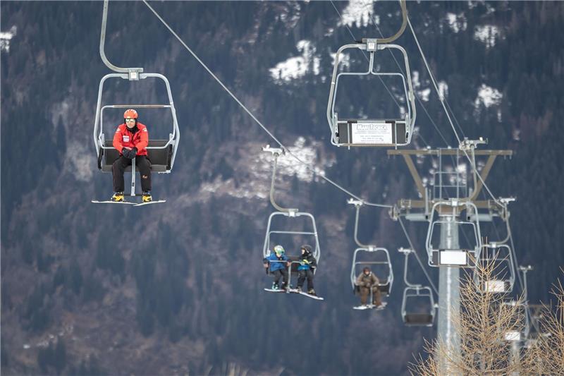 Skisaison im Grünen: „Ohne Beschneiung hätten wir schon zu” Die Skigebiete haben mit höheren Temperaturen und weniger Schnee zu kämpfen.