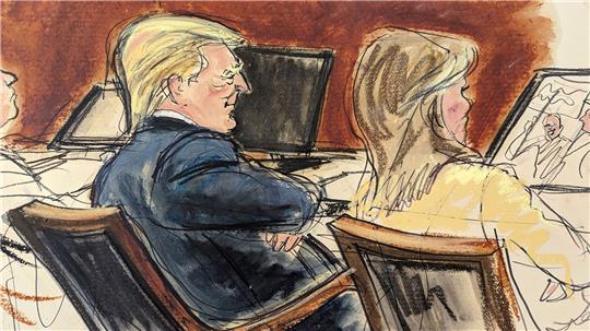 Die Skizze zeigt Donald Trump neben seiner Anwältin im Gerichtssaal in New York.