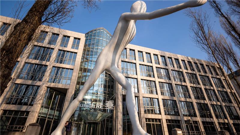 Die Skulptur „Walking Man“ vor einem Verwaltungsgebäude der Munich Re. Für den Dax-Konzern liefen die Geschäfte im ersten Quartal erfreulich. (Symbolbild) 