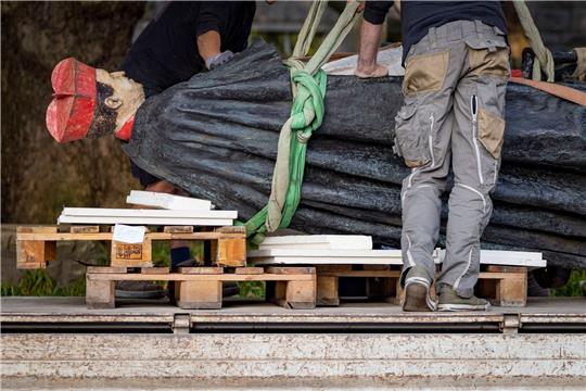 Die Skulptur des Essener Kardinals Franz Hengsbach wird nach der Demontage vor dem Essener Dom auf einen Lastwagen verladen.