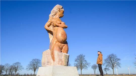 Die Skulptur ist mit Sockel 6,20 Meter hoch. 