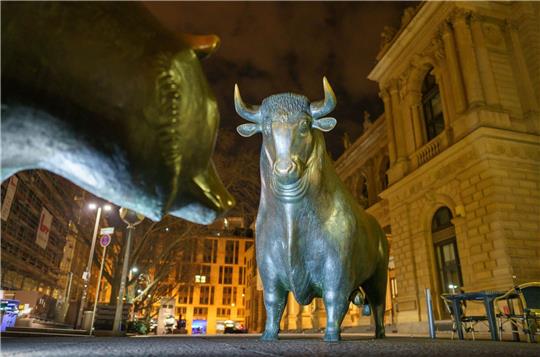 Die Skulpturen von Bulle und Bär stehen vor der Deutschen Börse in Frankfurt am Main. Der Börsenbetreiber hat im vergangenen Jahr glänzend verdient.