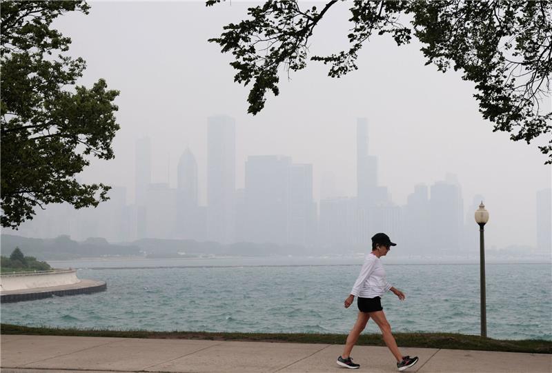 Die Skyline von Chicago ist in Dunst gehüllt. Waldbränden in Kanada zusammen mit höheren Ozonwerten sorgt weiterhin für schlechte Sichtverhältnisse und zu Luftqualitätswarnungen in der Region.