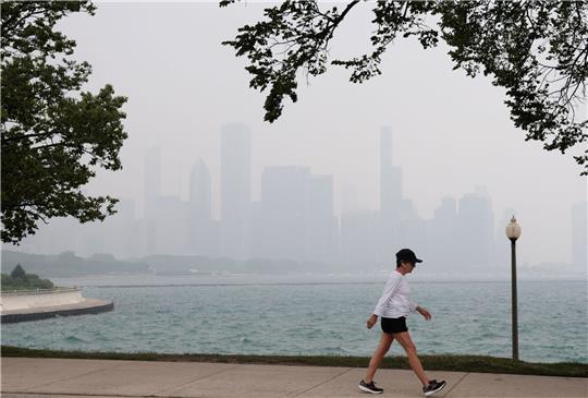 Die Skyline von Chicago ist in Dunst gehüllt. Waldbränden in Kanada zusammen mit höheren Ozonwerten sorgt weiterhin für schlechte Sichtverhältnisse und zu Luftqualitätswarnungen in der Region.