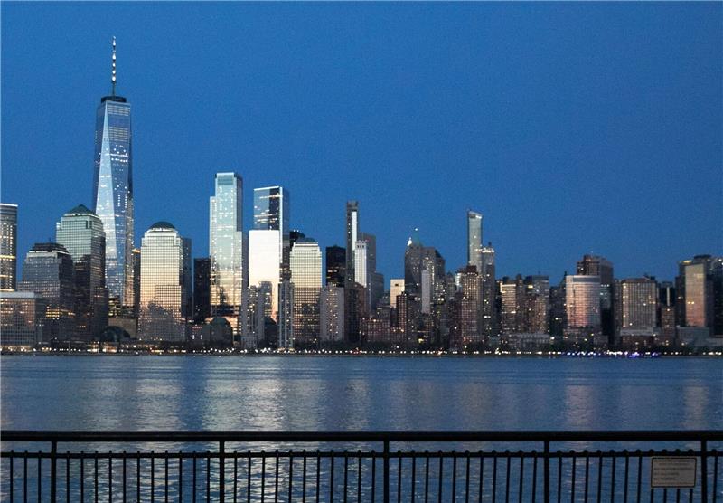 New York sinkt ab auch durch Bebauungslast Die Skyline von Manhattan. New York könnte künftig stärker von Überflutungen betroffen sein als andere Küstenstädte.