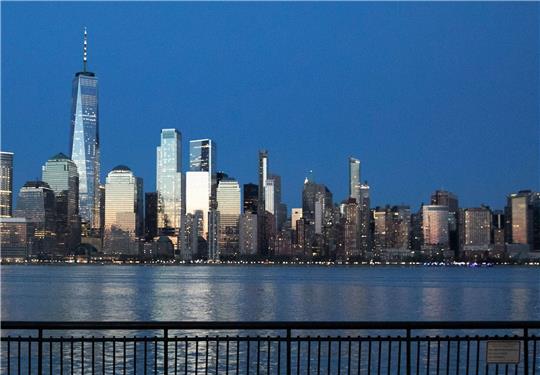 Die Skyline von Manhattan. New York könnte künftig stärker von Überflutungen betroffen sein als andere Küstenstädte.