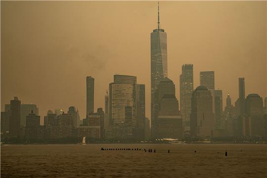 Die Skyline von Manhattan ist teilweise vom Rauch der kanadischen Waldbrände verdeckt.