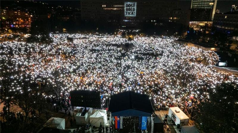 Slowakische Regierungsgegner erinnern an Journalistenmord „Die Slowakei gehört zum Westen“ war auf Transparenten von Demonstranten in Bratislava und anderen Städten zu lesen.