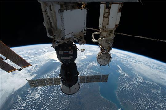 Die Sojus MS-22 ist im Vordergrund zu sehen, während die Internationale Raumstation ISS 264 Meilen über Europa kreist.