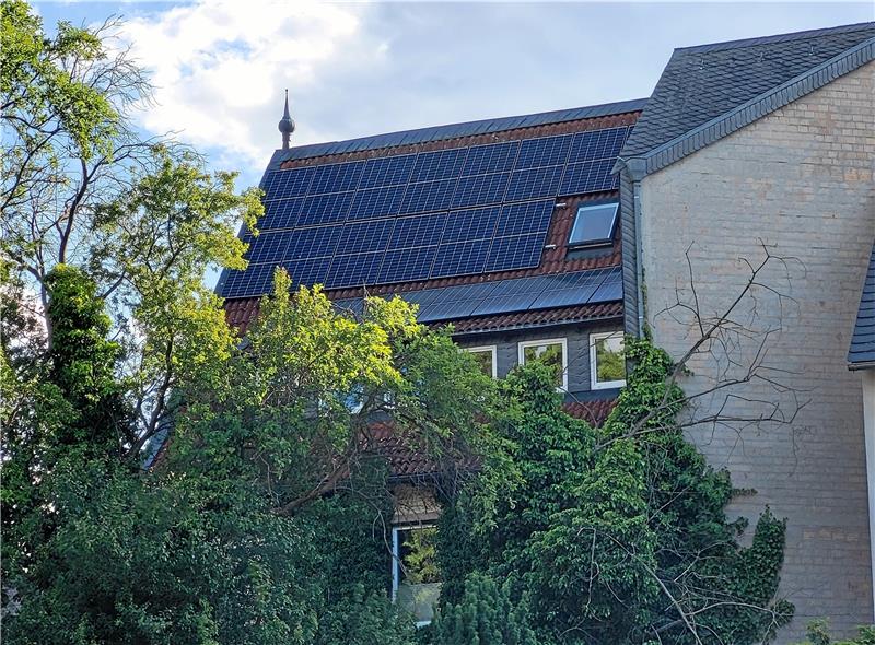 Die Solaranlage auf einem Haus an der Worthstraße muss wieder abgebaut werden. Foto: Roß