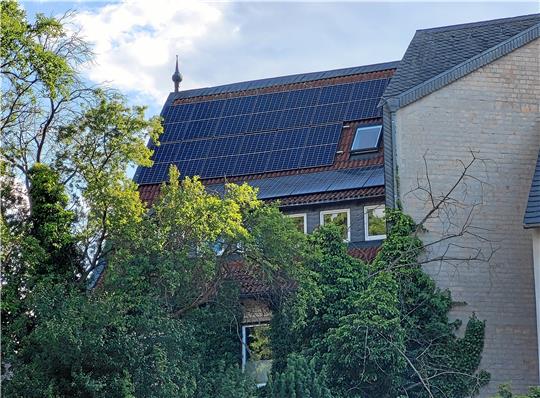 Die Solaranlage auf einem Haus an der Worthstraße muss wieder abgebaut werden. Foto: Roß