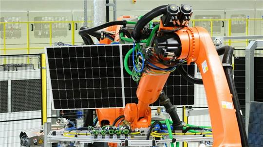 Die Solarwatt GmbH will ab dem Sommer in Asien fertigen lassen, weil die Produktion in Europa im Vergleich zur chinesischen Konkurrenz zu teuer ist.