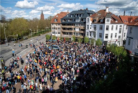 Die Solidaritäts-Kundgebung auf dem Julius-Mosen-Platz unweit der Synagoge.