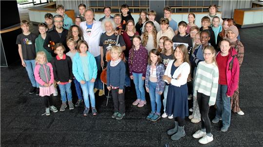 Die Solisten Yossif Ivanov, Lily Maisky, Dirigent Albrecht Mayer und Mischa Maisky (Mi.v.li.) werden von den RKS-Schülern umrahmt. Foto: Privat