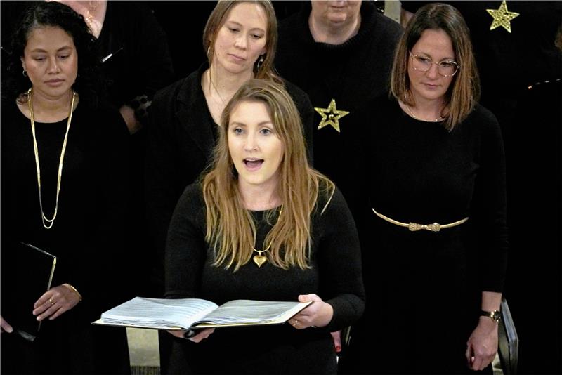 Bad Harzburger Chor füllt an einem Tag zwei Kirchen Die Solistin Jennifer Nieft singt "Herbei, oh ihr Gläubigen".