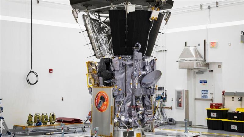 Sonde passiert Sonne in Rekordnähe Die Sonde „Parker Solar Probe“ nachdem der Hitzeschild ganz oben über den Messegeräten installiert wurde. (Archivbild)