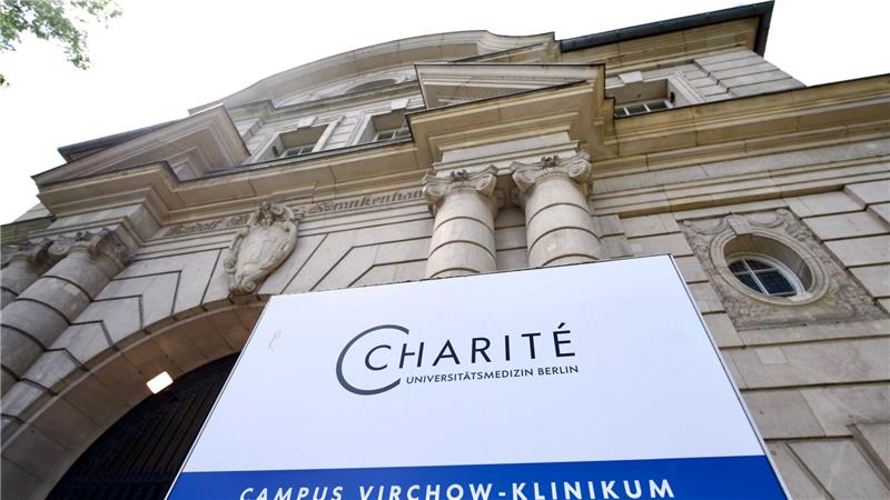 Behörde: Mehr als 670 Verdachts- und 160 Ebola-Todesfälle Die Sonderisolierstation der Charité auf dem Campus Virchow-Klinikum ist eine geschlossene und geschützte Einheit, die getrennt vom regulären Klinikbetrieb ist.