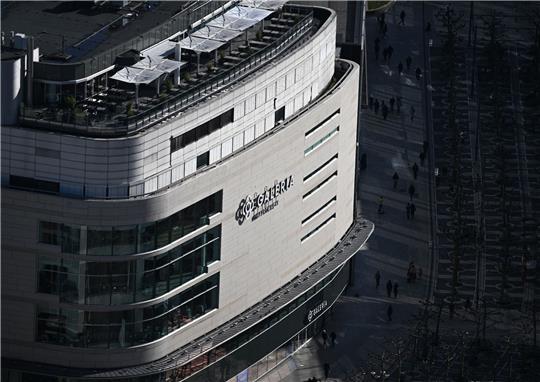 Die Sonne fällt auf die Fassade des Kaufhauses Galeria Hauptwache an der Einkaufsstraße Zeil in Frankfurt.
