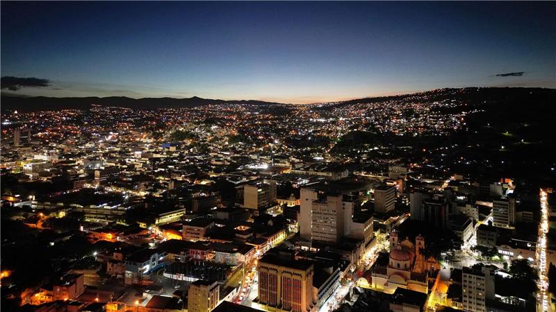 Die Sonne geht hinter Tegucigalpa in Honduras unter.