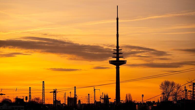Die Sonne geht hinter dem Bremer Fernsehturm auf.
