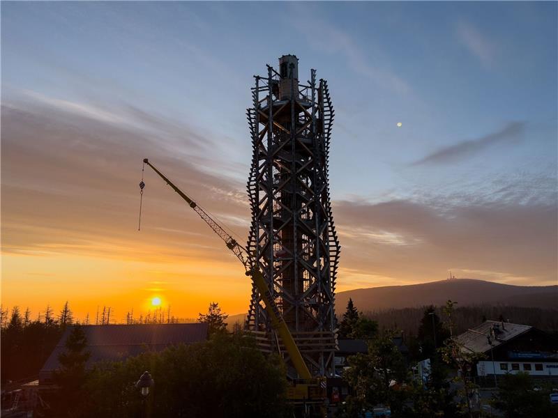 65 Meter hoher Harzturm wird eröffnet Die Sonne geht hinter dem Harzturm im Nationalpark Harz auf.